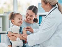 Les examens médicaux obligatoires permettent de suivre le bon développement de l'enfant et de dépister les troubles le plus précocement possible. © peopleimages.com, Adobe Stock